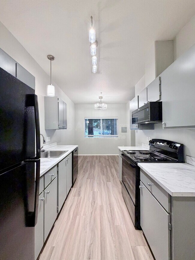 Building Photo - 10020 SW 125th Ave