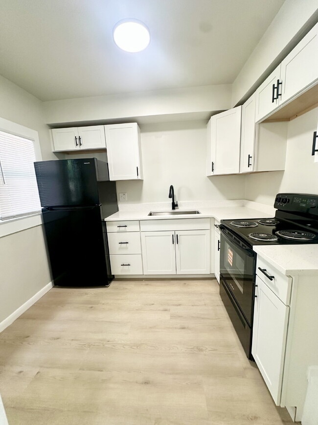 Building Photo - 716 E 17th St