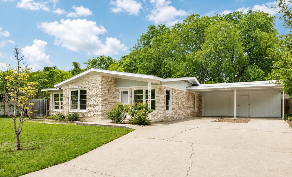 Building Photo - 11504 Oakwood Dr