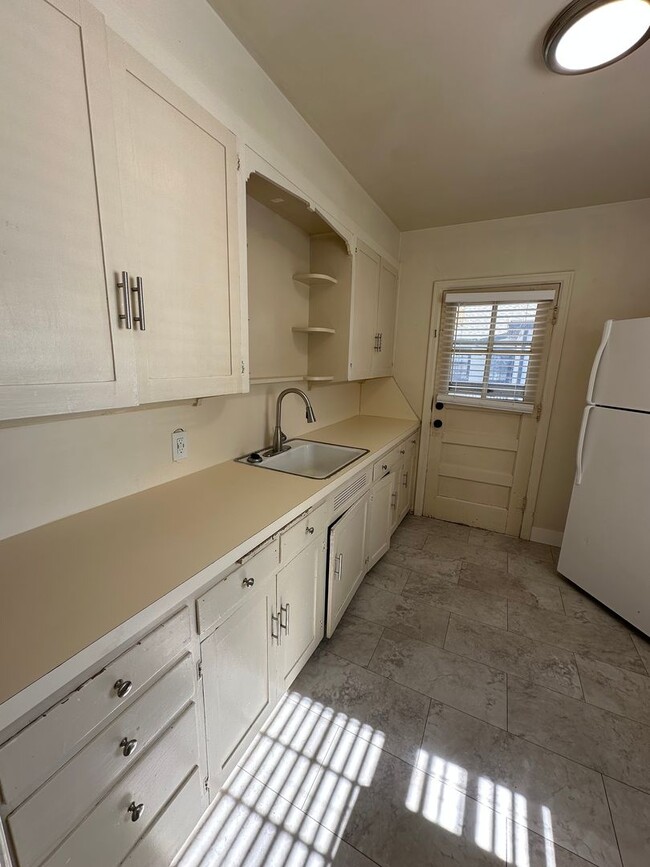 Building Photo - 2 BEDROOM, 1 BATHROOM APARTMENT