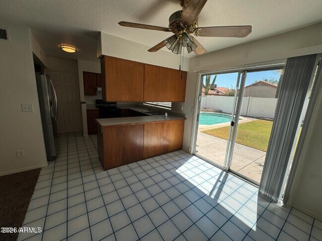 Building Photo - 4053 E Woodland Dr