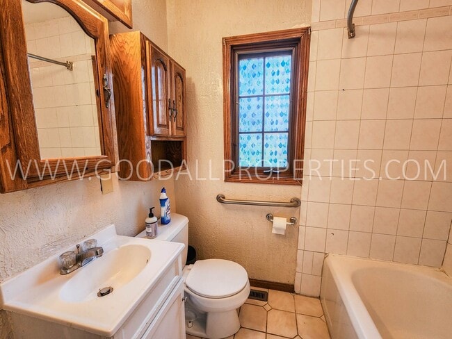 Building Photo - 4-Bedroom Home in Des Moines with Detached 2-Car Garage