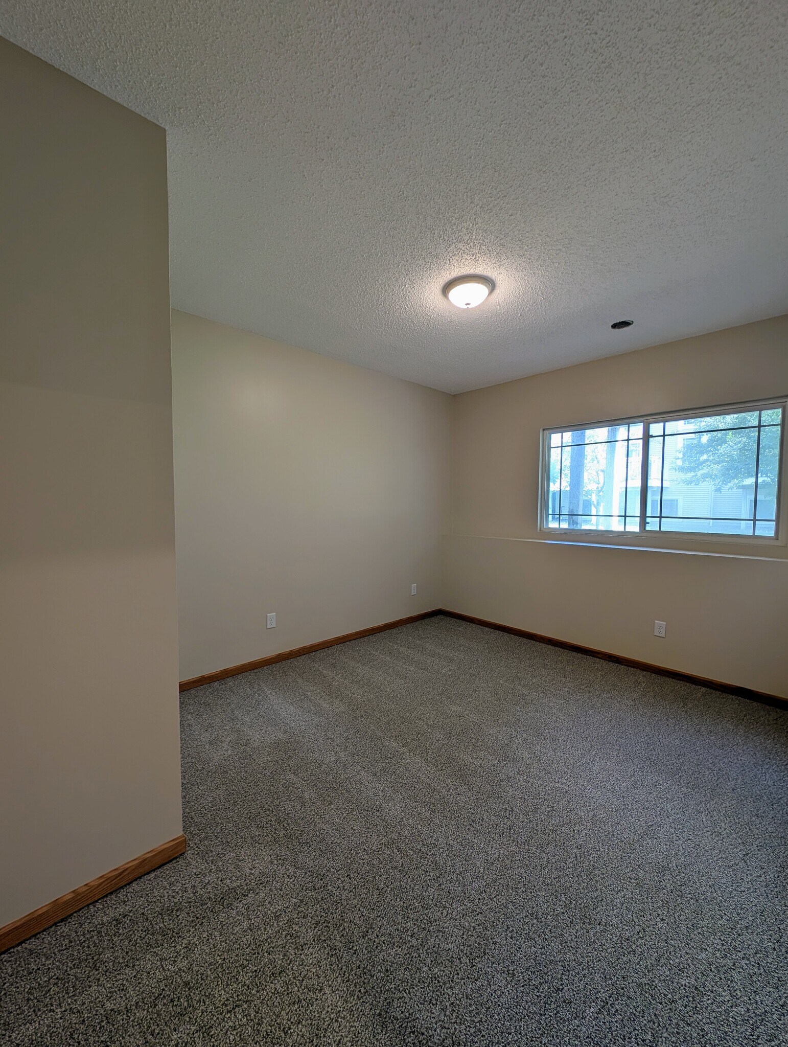 Building Photo - 594 Sutherland Dr