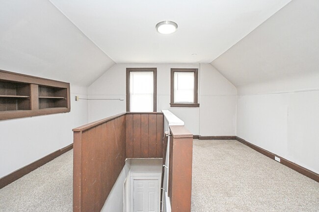 Building Photo - 4893 N Overlook Ave