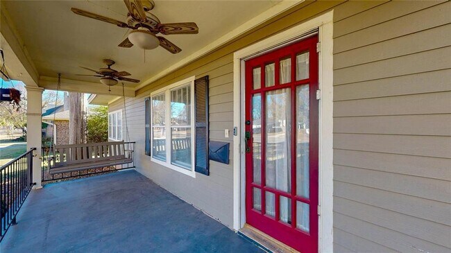 Building Photo - 609 N Ash St