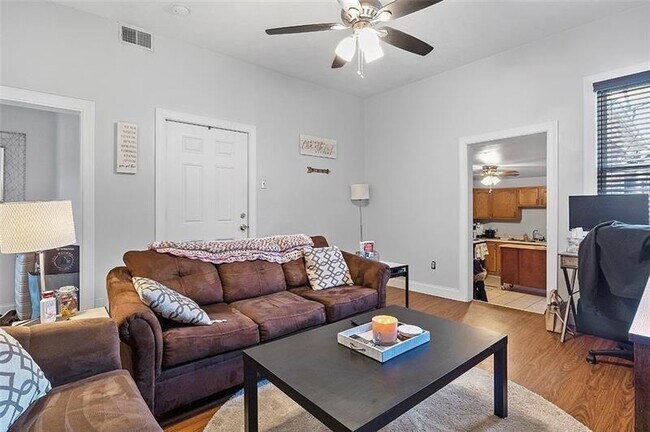 Building Photo - 858 Western Ave