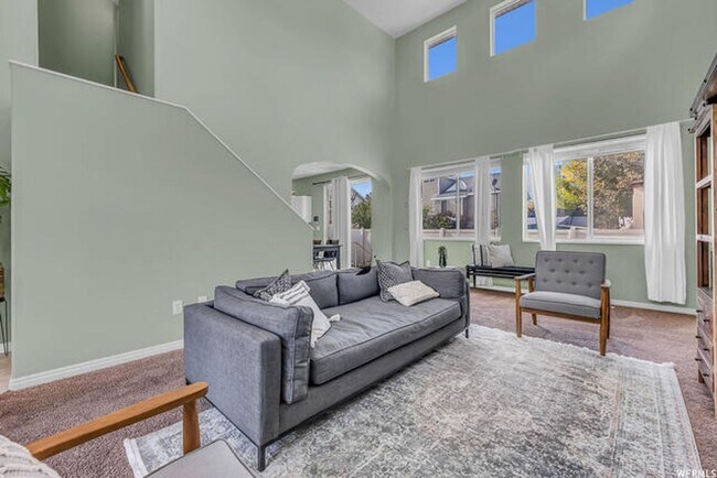 Building Photo - Large 4 Bedroom 3 Bathroom home!