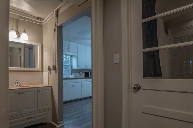 Building Photo - Charming 4 bedroom, 2 bathroom home located in Fayetteville, AR