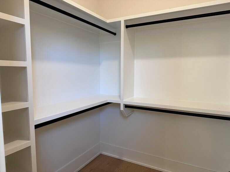 Building Photo - 136 McCowat St