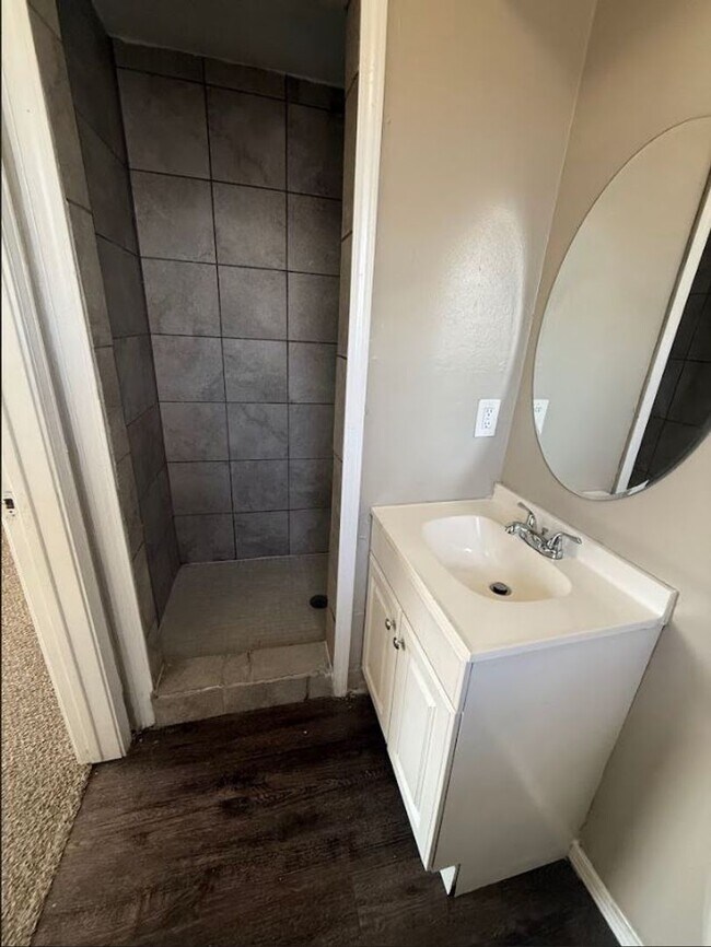 Building Photo - Beautiful, spacious home in Del City!
