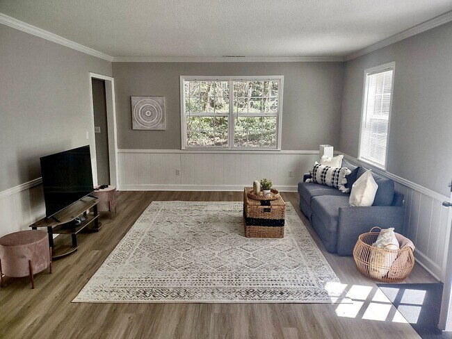 Building Photo - Spacious 3 bed 2 Bathroom House in Peace Haven Rd Winston-Salem