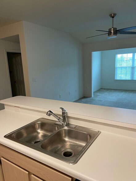 Building Photo - 5455 Vineland Rd