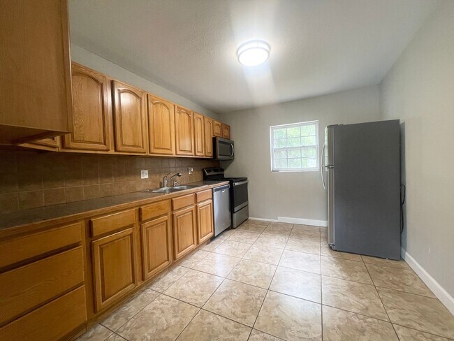Building Photo - Sanford 3br Home ~ Freshly Painted ~ Tile/...
