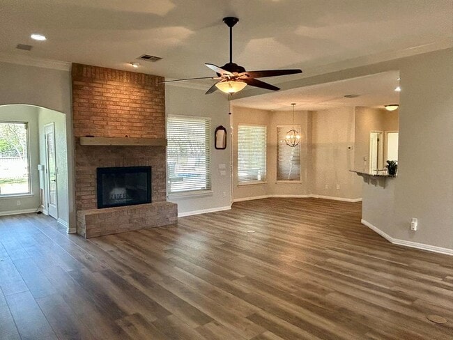 Building Photo - 121 Post Oak Ln