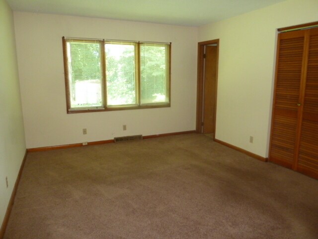 Building Photo - Walk to Campus! Incredible location, amazi...