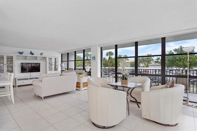 Building Photo - 1000 Parkview Dr