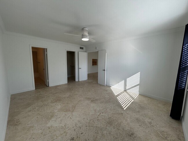 Building Photo - Large 1 Bedroom 1.5 Bath Condo - Steps from Fort Lauderdale Beach!