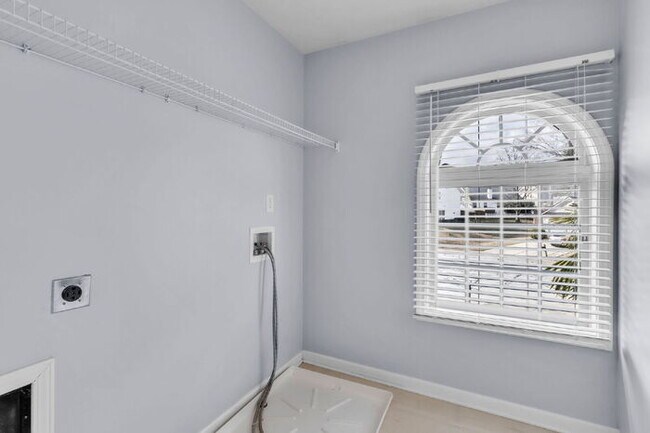 Building Photo - Spacious 4BR Home w/ Screened Porch, Fenced Yard & Great Location