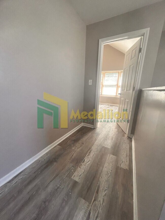 Building Photo - 5954 S Maplewood Ave