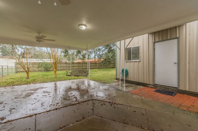 Building Photo - 208 Ella St