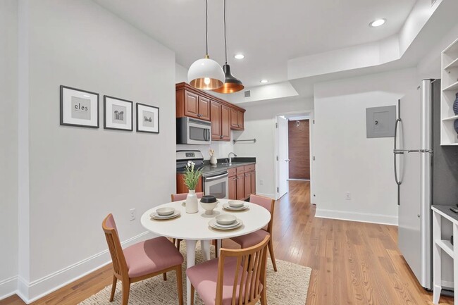 Building Photo - 356 Varick St