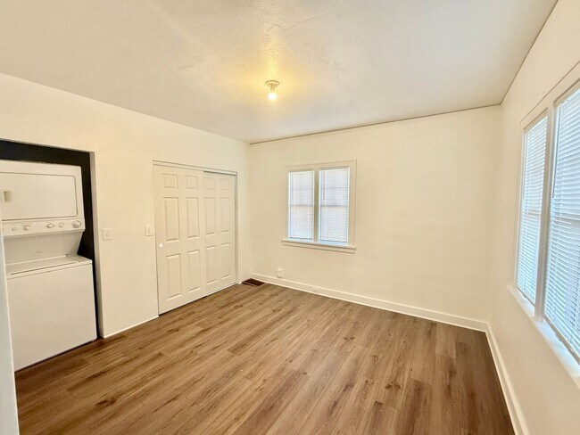 Building Photo - Charming 3-Bedroom Home in Midtown - Avail...