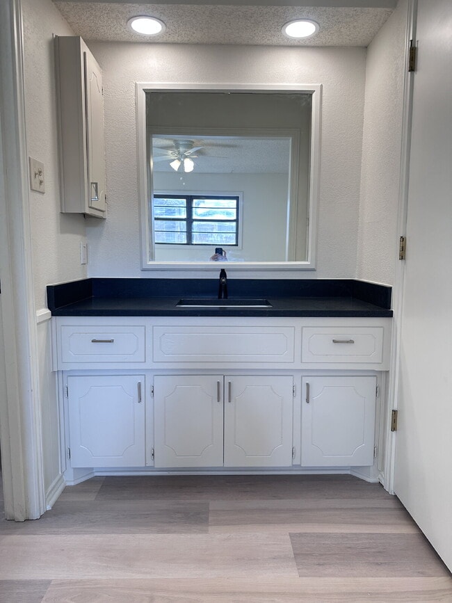 Building Photo - Newly refreshed 2/2/1!