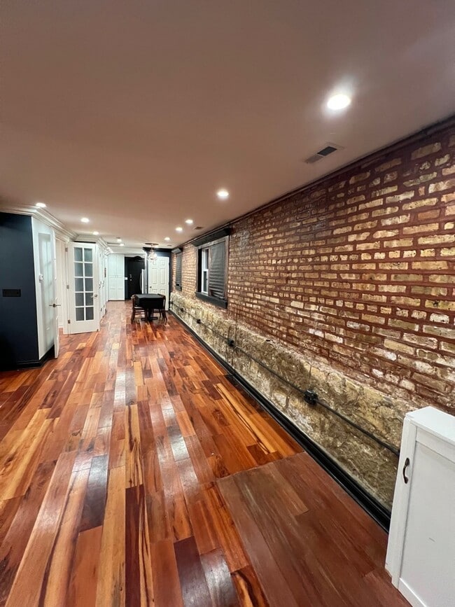 Building Photo - 2437 N Francisco Ave