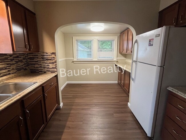 Building Photo - Charming 3 Bedroom Home