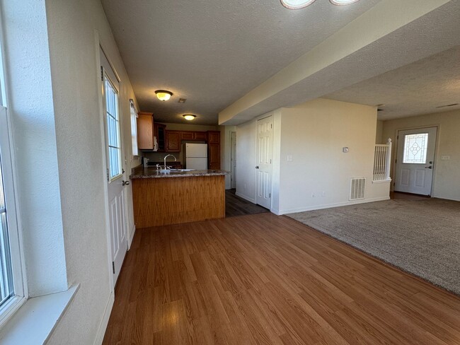 Building Photo - Spacious 3 bedroom, 2.5 bathroom Duplex