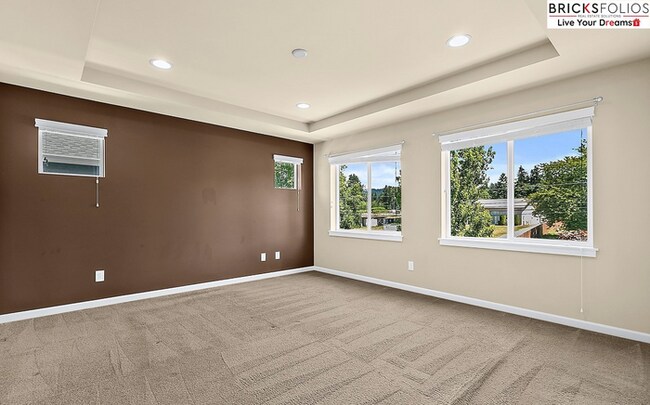 Building Photo - Natural Light-Filled Renton Home with Spac...