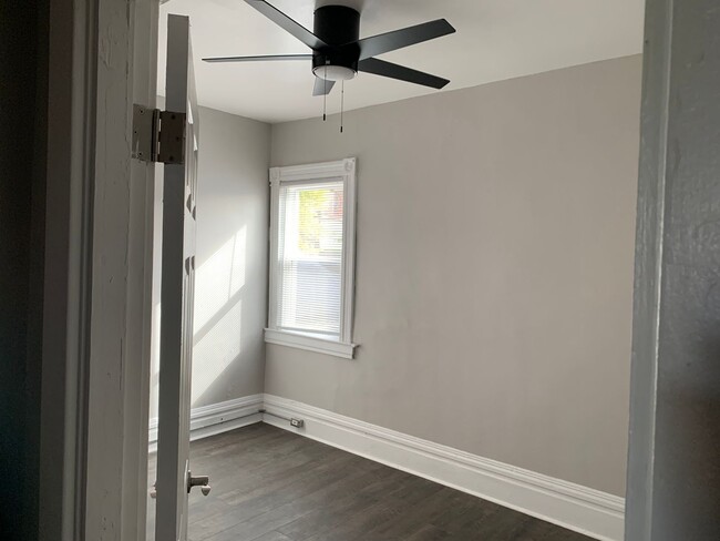 Building Photo - 2 bedroom 1 bath with laundry