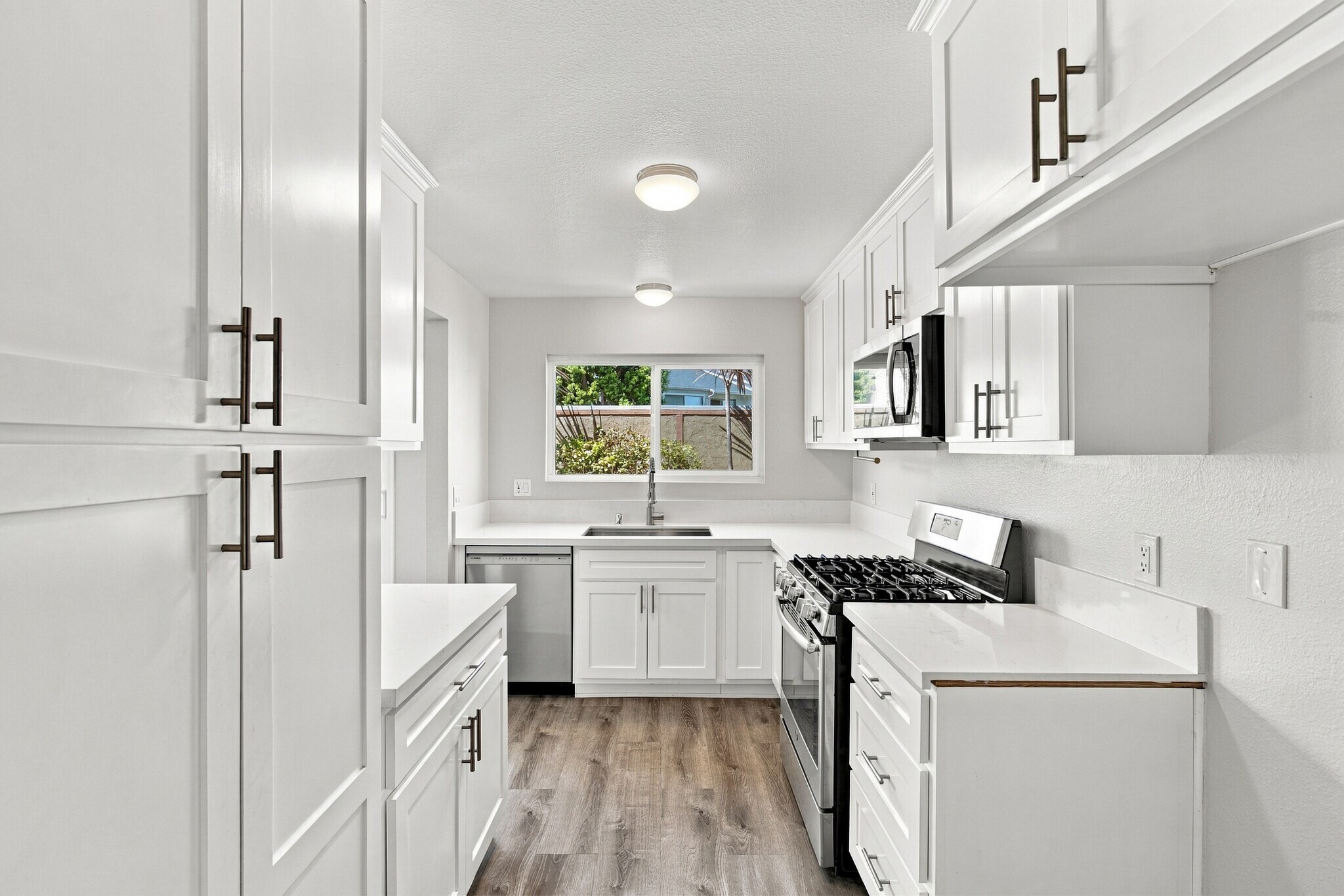 Building Photo - 3005 Jeffrey Dr