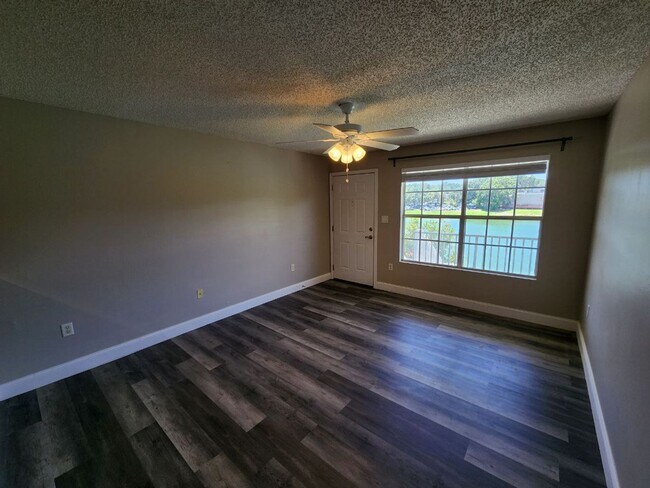 Building Photo - Water Front- 2nd Floor- 1 Bedroom 1 Bath f...