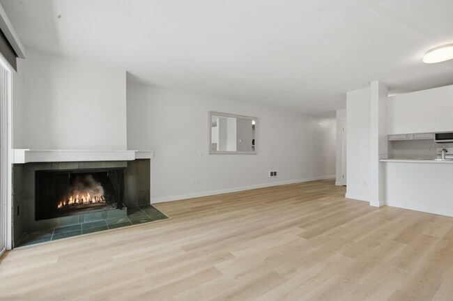 Building Photo - Mercer Island Condo with Reserved Parking & In-Unit Laundry!