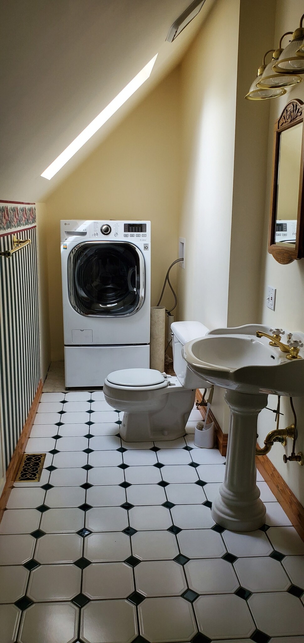 Third Floor Washroom/Laundry - 204 Crawford Ave