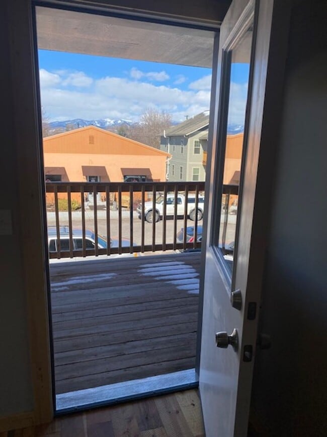 Building Photo - Newer Build - Immaculate 4-5 bed 3.5 Bath Townhouse