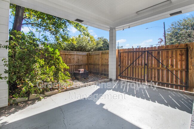 Building Photo - 712 Columbus Dr