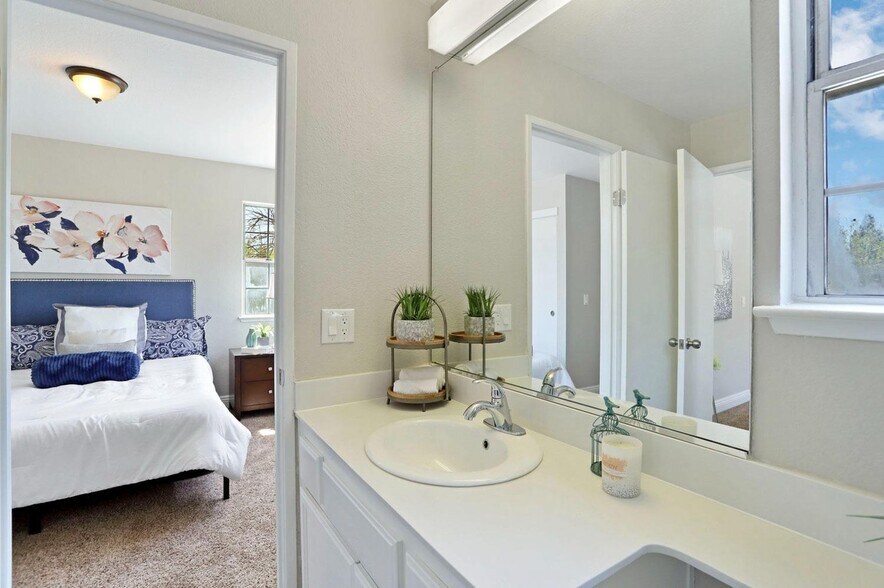 Building Photo - 2056 Middle River Dr