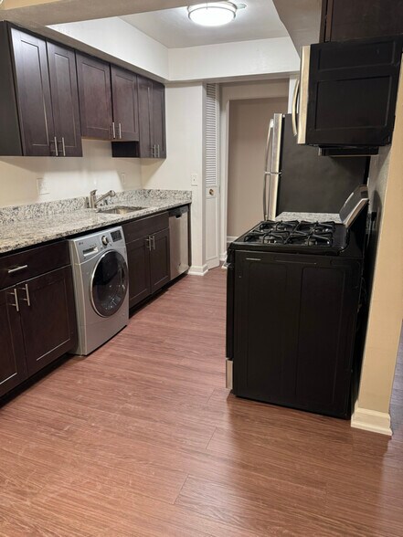 Building Photo - 2260 N Summit Ave