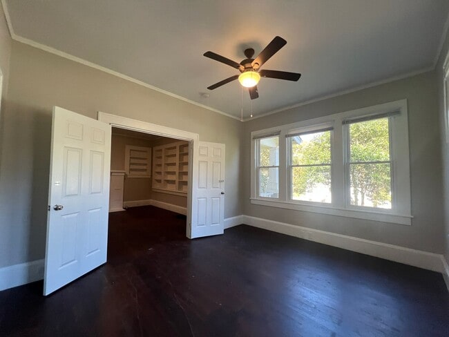 Building Photo - **MOVE-IN Special $500 off the 1st full month's rent with lease signed by 12/10/25**