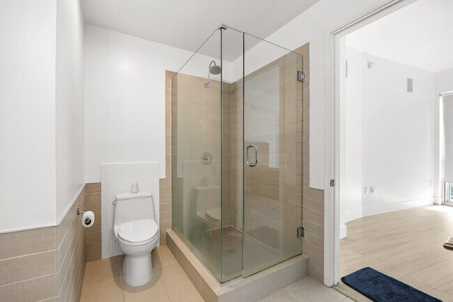 Building Photo - "Experience Urban Elegance: Spacious 2BR/2BA Condo in the Heart of Tampa!"