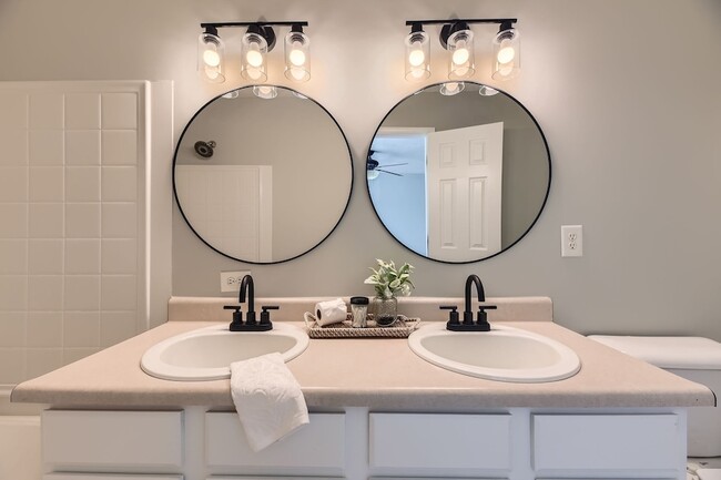 Building Photo - 5855 Monroe Crossing