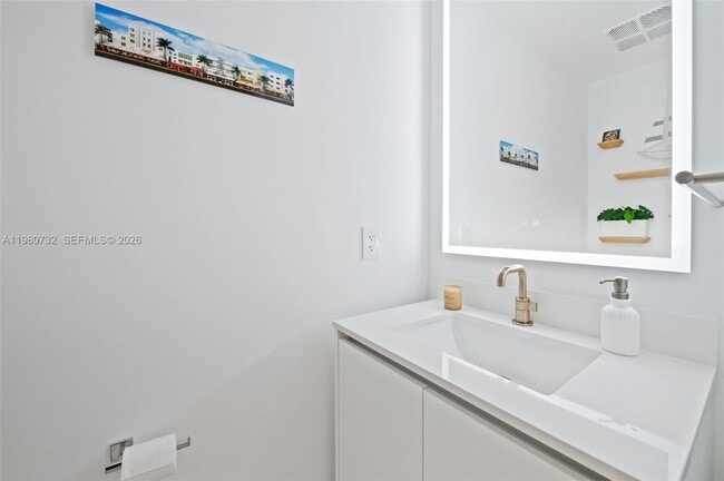 Building Photo - 700 NE 24th St