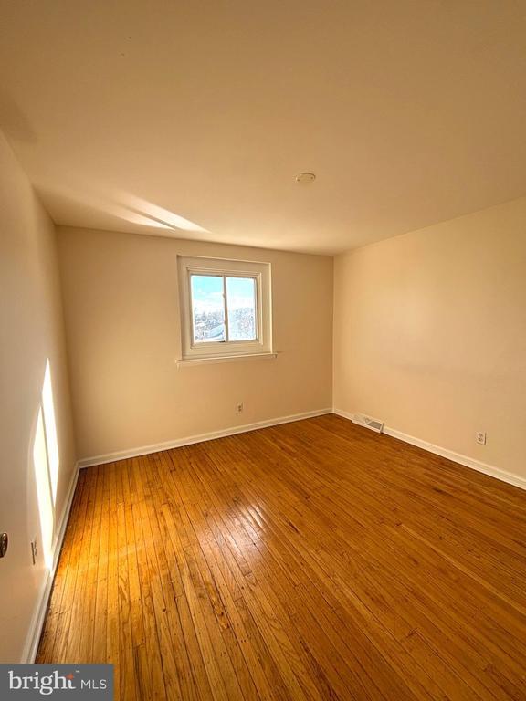 Building Photo - 819 Creek Rd