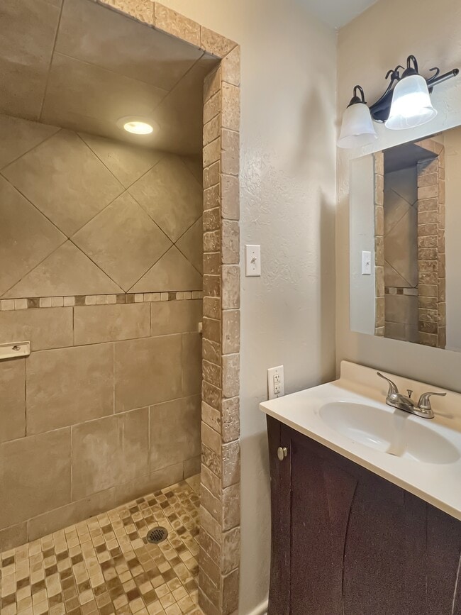 Building Photo - 6707 NW Compass Dr