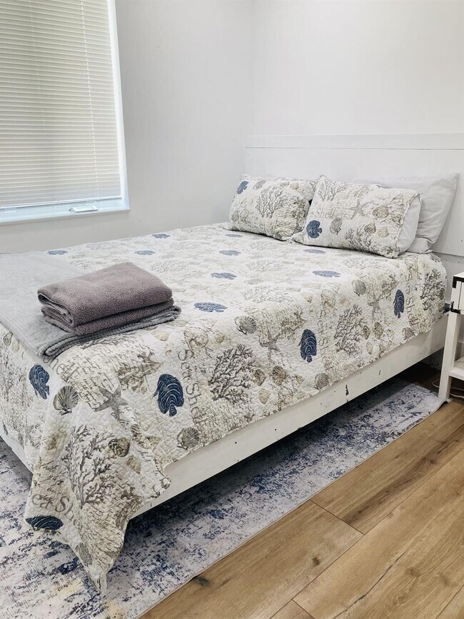 Building Photo - 2640 NE 10th Terrace