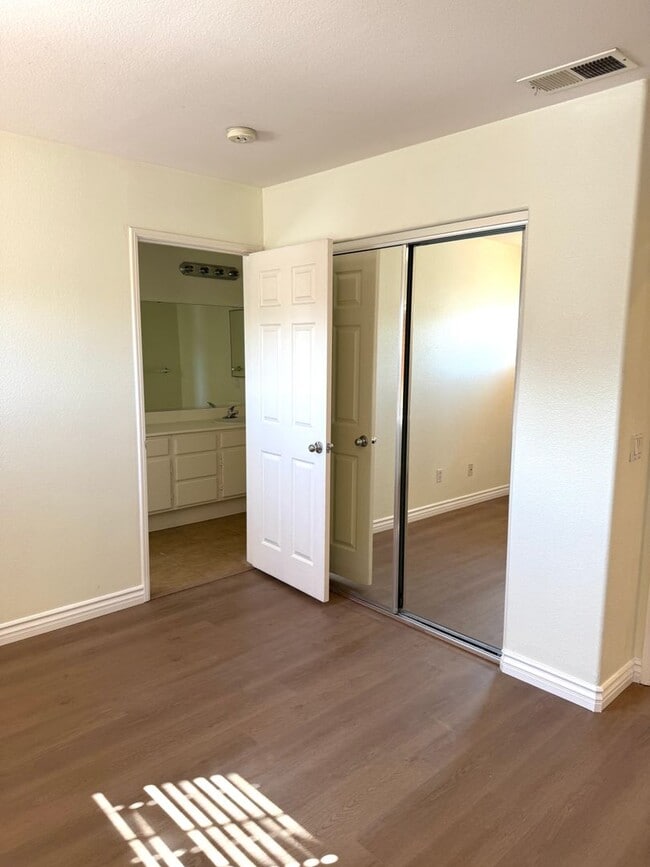 Building Photo - Beautiful 3 Bedroom 2.5 bathroom townhome ...