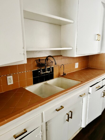 Building Photo - 1850 N La Brea Ave