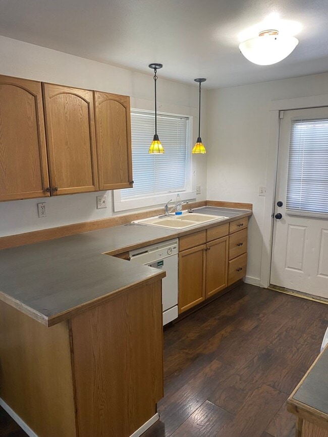 Building Photo - Recently updated - 4 Bedroom, 1 bath home ...